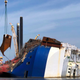 Imagen para el artículo titulado Cómo cortar un barco enorme y lleno de automóviles con una cadena